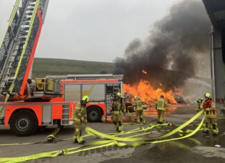 Großbrand auf Mülldeponie in Hannover-Lahe – Feuerwehr verhindert Flammenausbreitung Feuer auf der Mülldeponie in Hannover-Lahe