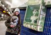 Kunst gegen den Krieg in der U-Bahnstation Geibelstraße. Infra stellt hannoverscher Künstlerin Schaukästen für Protest gegen Putin zur Verfügung.