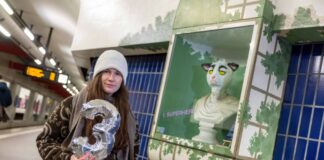 Kunst gegen den Krieg in der U-Bahnstation Geibelstraße. Infra stellt hannoverscher Künstlerin Schaukästen für Protest gegen Putin zur Verfügung.