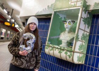 Kunst gegen den Krieg in der U-Bahnstation Geibelstraße Kunst gegen den Krieg in der U-Bahnstation Geibelstraße. Infra stellt hannoverscher Künstlerin Schaukästen für Protest gegen Putin zur Verfügung.