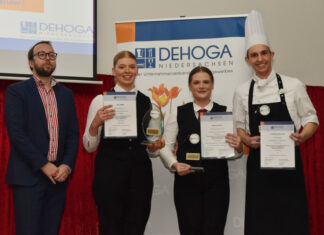 Niedersachsen kürt Landesmeister im Gastgewerbe Die Sieger (v.l.n.r.): Hotelfachfrau Jana Hemme vom See- und Sporthotel in Ankum, Fachfrau für Restaurants und Veranstaltungsgastronomie Lena Gloistein von Burgdorfs Hotel und Restaurant in Hude und Koch Clemens Schäftlein vom Havelserhof in Garbsen mit DEHOGA-Präsident Florian Hary (l.).