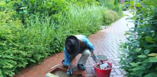 Das Foto dokumentiert die Verlegung einer Stolperschwelle durch den Künstler Gunter Demnig, am 12. Juni 2024, auf dem Gelände des Klinikums der Region Hannover in Wunstorf.