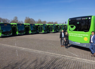 ÜMO grüßt auf 26 Bussen in den Umlandkommunen v.l.n.r.: Ulf-Birger Franz, Verkehrsdezernent der Region Hannover / Elke van Zadel, Vorstandsvorsitzende der ÜSTRA/ Steffen Krach, Regionspräsident.