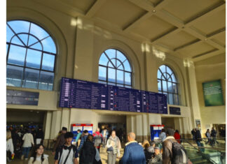 69 neue Monitore in Hannover Hauptbahnhof installiert XXL-Austausch: 69 neue Monitore in Hannover Hauptbahnhof installiert