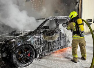Wedemark: Schwerer Fahrzeugbrand fordert Großeinsatz der Feuerwehr 7 PKW in Vollbrand