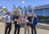 Wasserwelt Langenhagen feiert zweimillionsten Besucher. (vo.li.): Bürgermeister Mirko Heuer, Thomas Groh mit Tochter, Geschäftsführer Markus Tippelt, Stadtkämmerin Janina Schmidt.