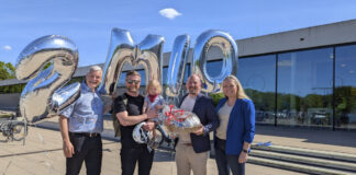 Wasserwelt Langenhagen feiert zweimillionsten Besucher. (vo.li.): Bürgermeister Mirko Heuer, Thomas Groh mit Tochter, Geschäftsführer Markus Tippelt, Stadtkämmerin Janina Schmidt.
