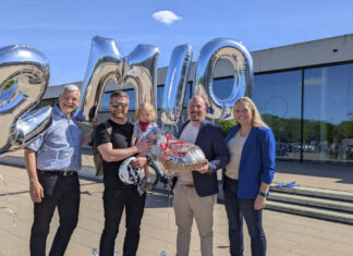 Zwei Millionen Gäste: Wasserwelt Langenhagen knackt Besucherrekord Wasserwelt Langenhagen feiert zweimillionsten Besucher. (vo.li.): Bürgermeister Mirko Heuer, Thomas Groh mit Tochter, Geschäftsführer Markus Tippelt, Stadtkämmerin Janina Schmidt.