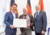 (vo.li.) Regionspräsident Steffen Krach, Hans-Jürgen Ratsch und Langenhagens Bürgermeister Mirko Heuer bei Verleihung der Auszeichnung.
