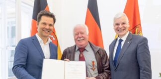 (vo.li.) Regionspräsident Steffen Krach, Hans-Jürgen Ratsch und Langenhagens Bürgermeister Mirko Heuer bei Verleihung der Auszeichnung.