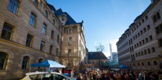 Begrüßung der Kinder im Innenhof der Polizeidirektion Hannover durch Polizeipräsidentin Gwendolin von der Osten