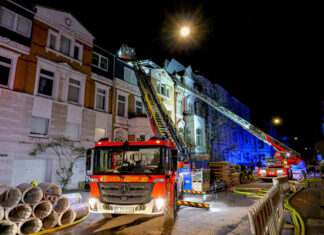 Brand in Dachgeschosswohnung in der Sedanstraße: 28 Personen evakuiert Wohnungsbrand in der Sedanstraße