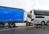 LKW fährt auf Reisebus auf