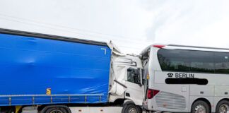 LKW fährt auf Reisebus auf