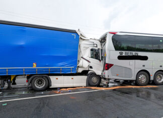 LKW fährt auf Reisebus auf