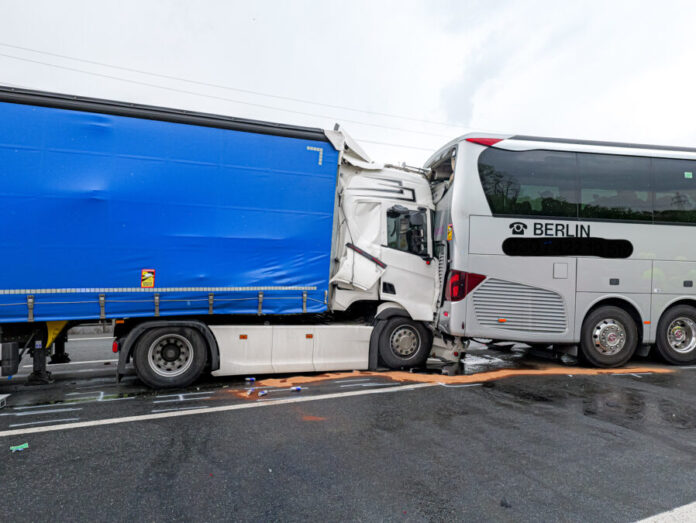 LKW fährt auf Reisebus auf LKW fährt auf Reisebus auf