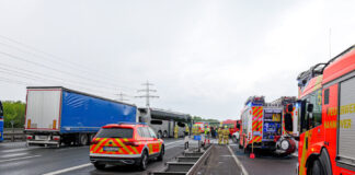 LKW fährt auf Reisebus auf