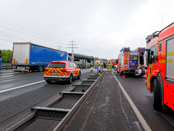 LKW fährt auf Reisebus auf LKW fährt auf Reisebus auf