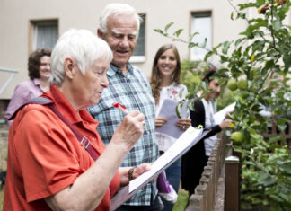Christa-Leske-Platz in Wiesenau wird feierlich eingeweiht Christa Leske († 2022) (vorn im Bild) im Jahr 2018 beim Balkonblumenwettbewerb mit der Jury unterwegs.