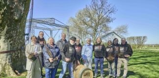 Eröffnung der Steinhuder Meer Saison (vl): Doreen Juffa (GF Naturpark Steinhuder Meer), Christiane Schweer (Ortsbürgermeisterin Steinhude), Dr. Conrad Ludewig (Dezernatsleitung ARL), Willi Rehbock (GF Steinhuder Meer Tourismus), Joerma Biernath (Gründer Hannover Gin) und das Team von Hannover Gin.