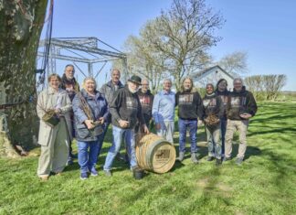 Saisonstart am Steinhuder Meer: Natur, Events und ein hängendes Gin-Fass als besondere Attraktion Eröffnung der Steinhuder Meer Saison (vl): Doreen Juffa (GF Naturpark Steinhuder Meer), Christiane Schweer (Ortsbürgermeisterin Steinhude), Dr. Conrad Ludewig (Dezernatsleitung ARL), Willi Rehbock (GF Steinhuder Meer Tourismus), Joerma Biernath (Gründer Hannover Gin) und das Team von Hannover Gin.