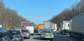 Kein Durchkommen, LKW blockiert die Rettungsgasse