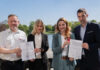 (vo.li.): Thorsten Massinger, Elke van Zadel, Denise Hain, Axel von der Ohe bei der Unterzeichnung des LoI.