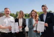 (vo.li.): Thorsten Massinger, Elke van Zadel, Denise Hain, Axel von der Ohe bei der Unterzeichnung des LoI.