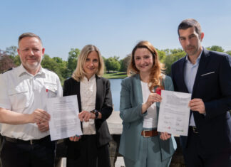 Sicherheitspartnerschaft beschlossen: Stadt Hannover, ÜSTRA und Polizei stärken Zusammenarbeit (vo.li.): Thorsten Massinger, Elke van Zadel, Denise Hain, Axel von der Ohe bei der Unterzeichnung des LoI.