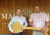 Tom Becker (li) und Bastian Lampe (re) übernehmen die Leitung im Magic Park Verden.