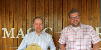 Tom Becker (li) und Bastian Lampe (re) übernehmen die Leitung im Magic Park Verden.