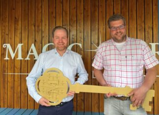 Tom Becker (li) und Bastian Lampe (re) übernehmen die Leitung im Magic Park Verden.