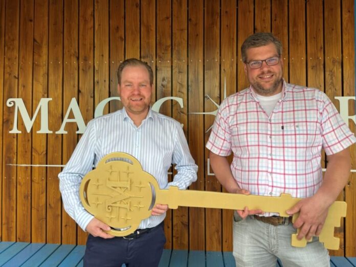 Tom (li) und Bastian Tom Becker (li) und Bastian Lampe (re) übernehmen die Leitung im Magic Park Verden.