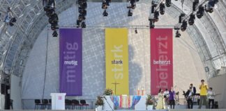 Bei schönstem Wetter nahmen viele Kirchentagsbesucher an der Eröffnungsveranstaltung in Hannover teil.