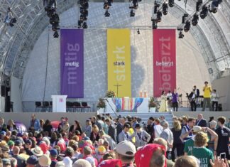 Kirchentag in Hannover feierlich eröffnet: Starke Worte für Demokratie und Glauben Bei schönstem Wetter nahmen viele Kirchentagsbesucher an der Eröffnungsveranstaltung in Hannover teil.