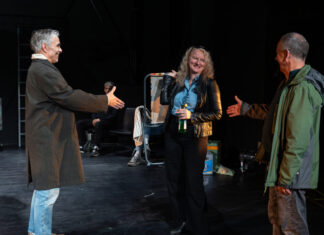Komödie mit Tiefgang: „Warten auf’n Bus“ gastiert in Langenhagen theater für niedersachsen: „Warten auf'n Bus“, im Bild: Gotthard Hauschild (Hannes), Simone Mende (Kathrin), Martin Schwartengräber (Ralf) Foto: Tim Müller