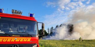 Bei einem Feuer am Samstag wurde eine Strohmiete mit ca. 140 Rundballen vollständig vernichtet.
