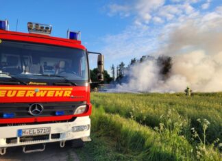 Bei einem Feuer am Samstag wurde eine Strohmiete mit ca. 140 Rundballen vollständig vernichtet.