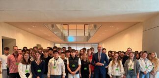 Hoppenstedt begrüßt 120 Schülerinnen und Schüler aus Isernhagen in Berlin
