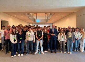 Politik zum Anfassen: Hendrik Hoppenstedt empfängt 120 Schülerinnen und Schüler aus Isernhagen im Bundestag Hoppenstedt begrüßt 120 Schülerinnen und Schüler aus Isernhagen in Berlin