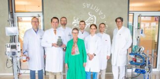 (vo.li.): Dr. Philipp Felgendreff, Prof. Dr. Moritz Schmelzle mit „Erich“, PD Dr. Hendrik Eismann, Susanne Viehmeier, Dr. Cornelius Jakob van Beekum, PD Dr. Anna Saborowski, Simon Störzer und Prof. Dr. Christian Kühn.