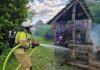 Bei Eintreffen der Feuerwehr brannte auf dem Interkulturellen Erlebnispark in Kaltenweide aus bislang ungeklärter Ursache ein Spielgerät aus Holz.