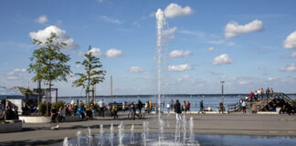 Wasserspiel auf dem Steinhuder Strandterrassenvorplatz.