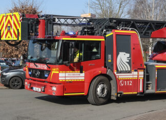 Zimmerbrand im Seniorenheim: Mitarbeiter reagieren geistesgegenwärtig Drehleiterfahrzeug der Feuerwehr Langenhagen