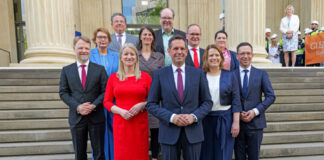 Nach der Wahl versammelte sich der neue Niedersächsische Ministerpräsident Olaf Lies mit seinem Kabinett vor dem Landtagsgebäude.
