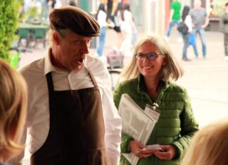 Tipp im Juni 2025: „Ausgerechnet Bananen! – Musikalische Führung durch die 20er-Jahre“ Stadtführerin Barbara Schlunk-Wöhler mit Gästen am Ballhof.