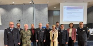 Gäste der Delegiertenversammlung: Von Links -Vorsitzender Karl-Heinz Mensing -Präsident Landesfeuerwehrverband Niedersachsen Olaf Kapke -Oberstleutnant Harald Osterholt -Prof. Dr. André Gottschalk -Vizepräsident im LFV für den LFV-Bezirk Hannover Klaus-Peter Grote aus dem Landkreis Schaumburg -Stv. Vorsitzender Jörg Ohlsen -Polizeipräsidentin Hannover Gwendolin von der Osten -Erster Stadtrat Dr. Axel von der Ohe -Stv. Vorsitzender Michael Psarrianos -Regionsrätin Christine Karasch -Stv. Vorsitzender Christoph Bahlmann.