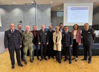 Feuerwehren für die Zukunft stärken – Ehrenamt im Fokus Gäste der Delegiertenversammlung: Von Links -Vorsitzender Karl-Heinz Mensing -Präsident Landesfeuerwehrverband Niedersachsen Olaf Kapke -Oberstleutnant Harald Osterholt -Prof. Dr. André Gottschalk -Vizepräsident im LFV für den LFV-Bezirk Hannover Klaus-Peter Grote aus dem Landkreis Schaumburg -Stv. Vorsitzender Jörg Ohlsen -Polizeipräsidentin Hannover Gwendolin von der Osten -Erster Stadtrat Dr. Axel von der Ohe -Stv. Vorsitzender Michael Psarrianos -Regionsrätin Christine Karasch -Stv. Vorsitzender Christoph Bahlmann.