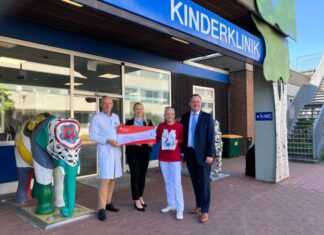 Maritim Airport Hotel Hannover unterstützt Verein „Kleine Herzen Hannover“ mit Spendenscheck v.l.: Prof. Dr. Philipp Beerbaum, MHH-Klinikdirektor Päd. Kardiologie und Päd. Intensivmedizin, Nicole Risch, Maritim Airport Hotel Langenhagen, Ira Thorsting, Vorsitzende und Gründerin "Kleine Herzen Hannover", Dirk Breuckmann, Direktor vom Maritim Airport Hotel Hannover.