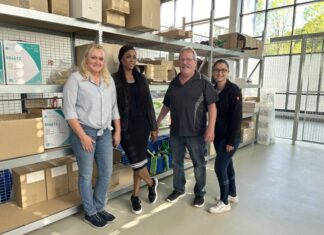 Neue Perspektiven durch Zusammenarbeit: Stadtverwaltung und Jobcenter Langenhagen bringen Menschen in Arbeit v.l.n.r.: Angela Mehrfeld- Fränzel, Rama Niang, Bernd Sommer und Nejla Doksöz vom mobilen Reinigungsteam der Stadt Langenhagen